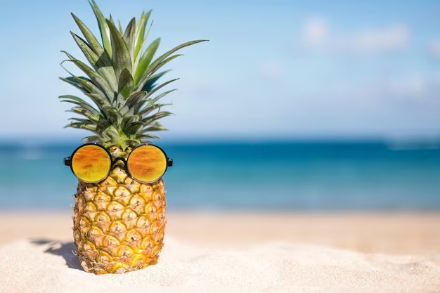 Создать мем: ананас на пляже, красивый ананас, ананас на море