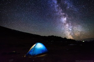 Создать мем: алтай палатка ночь, в палатке ночью, млечный путь