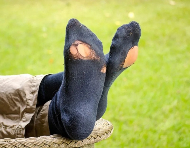 Создать мем: порванные носки, в дырявых носках, рваные носки