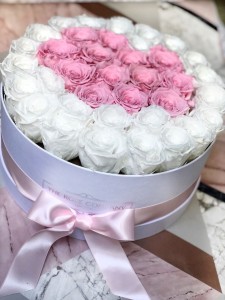 Create meme: pink round box with flowers on lid, stylish bouquet in a box photo, roses in box
