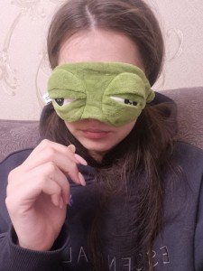 Создать мем: маска для сна смешная, маска для сна с лягушонком пепе, маска для сна лягушка