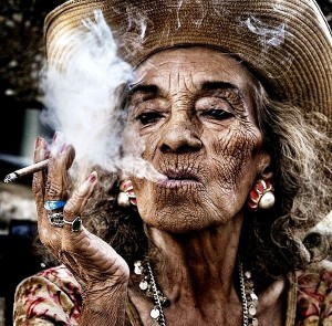 Создать мем: старое лицо, бабушка леди с сигарой, старушка