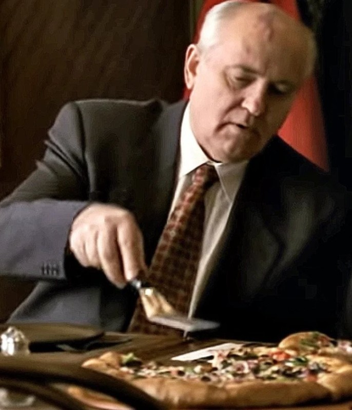 Создать мем: горбачев михаил сергеевич рекламирует пиццу, михаил горбачев и pizza hut, горбачев михаил сергеевич