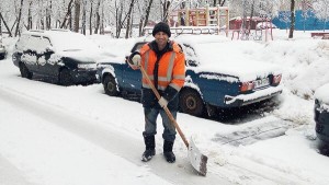 Создать мем: таджики убирают снег, питер в снегу дворники, уборка снега