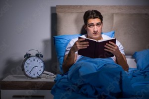 Создать мем: бессонница мужчина, человек около кровати, актер в кровати с книгой