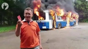 Создать мем: мужик на фоне горящего троллейбуса, троллейбус горит мем, троллейбус горит да и х с ним