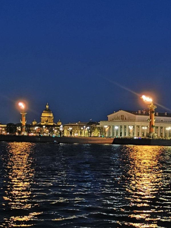 Create meme: Vasilievsky Island St. Petersburg at night, Vasilyevsky Island at night Vasileostrovskaya, rostral columns St. Petersburg