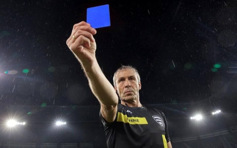Create meme: yellow card, Sander van der eyck football referee, the referee 