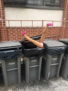 Создать мем: мусорный бак с мусором, девушка мусор, девушка в мусорке