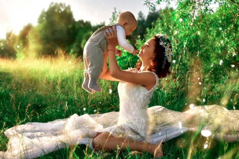 Create meme: photo shoot with an infant in nature, happy mom, girl 