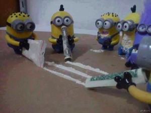 Создать мем: миньоны нюхают порошок, minions, обнюханные миньоны фото