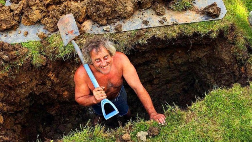 Создать мем: могильщик человек, закопать в землю, копают могилу на кладбище