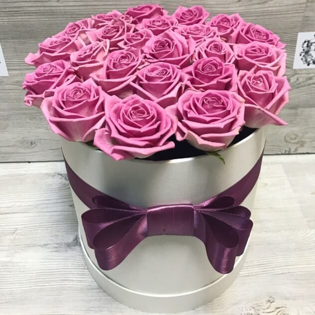 Create meme: roses in box, flowers in a hatbox, hat box