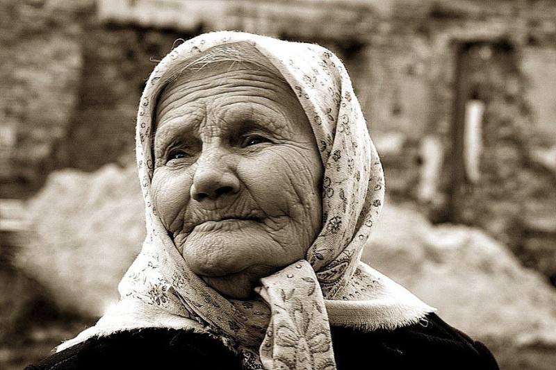 Create meme: grandma is silent, the wisdom of old age, grandma is coming back