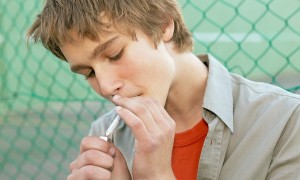 Создать мем: штраф за курение, подростки курильщики, подростки и наркотики