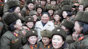 Создать мем: женщины северной кореи, ким чен ын и женский батальон, лидер северной кореи