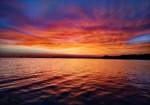 Создать мем: закат вода, поздний закат, закат на озере