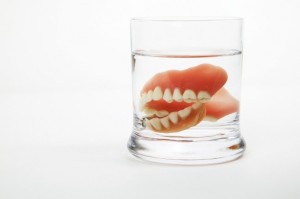 Создать мем: зубы в стакане, вставная челюсть в стакане, зубные протезы в стакане с водой