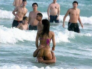 Создать мем: alba nude, jessica alba nude, девушки на пляже
