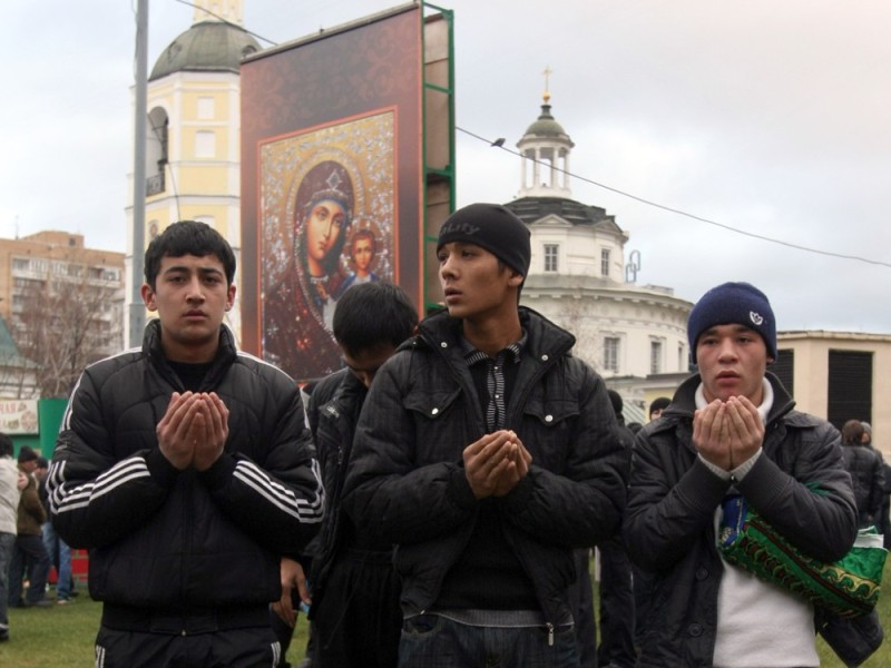 Создать мем: мусульмане россии, мусульмане заполонили москву, таджики в москве
