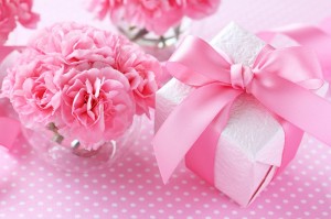 Создать мем: цветы, розовый нежный  с подаркомфон, подарок бант
