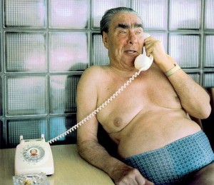 Создать мем: Леонид Ильич Брежнев, брежнев с телефоном, брежнев леонид ильич приколы