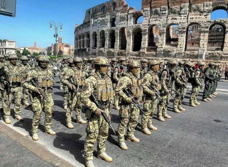 Создать мем: сухопутные войска италии, колизей древний рим, вооружённые силы италии