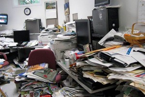 Создать мем: грязный офис, беспорядок, завал на столе