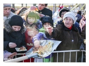 Create meme: Maslenitsa pancakes, pancakes with a shovel meme, the celebration of carnival