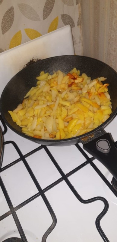 Создать мем: жарить картошку, картошка на сковороде, жареная картошка с луком