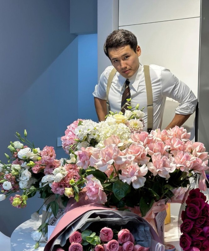 Create meme: flowers bouquet , flowers in the office bouquet, bouquet 