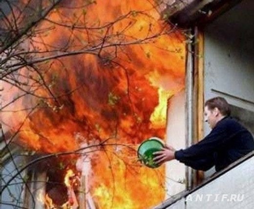 Создать мем: пожары, пожарный тушит огонь, пожарная опасность