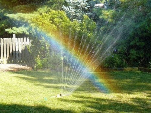 Создать мем: полив газона, система полива радуга, дождеватель gardena aquazoom comfort