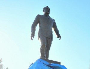 Создать мем: памятник назарбаеву в талдыкоргане, открыт памятник, памятник назарбаеву