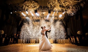 Создать мем: холодный фонтан на свадьбу, красивый танец, постановка свадебного танца