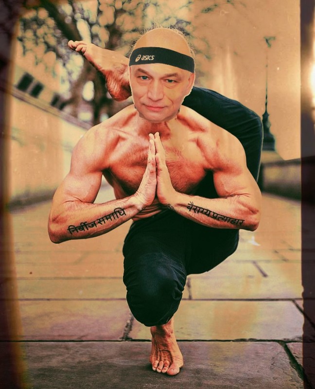 Создать мем: йога тренировка, йога на руках, мужская йога