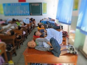 Создать мем: спит на уроке, дошкольное образование в китае спят, в китае дети спят на партах