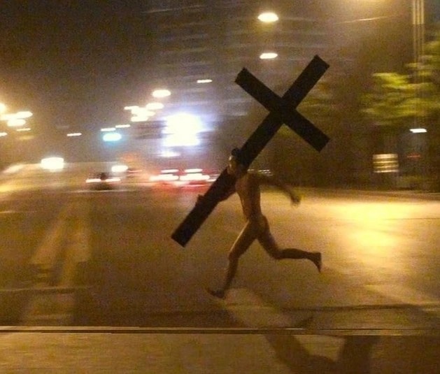 Создать мем: чувак бежит с крестом, человек бежит с крестом, мужик бежит с крестом