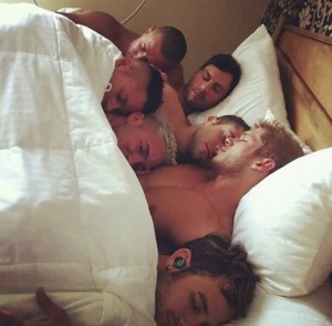 Создать мем: много мужчин в кровати, парни спят в обнимку, парни лежат в обнимку