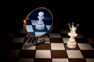 Создать мем: шахматы в зеркале, пешка и королева шахматы, ферзь шахматы