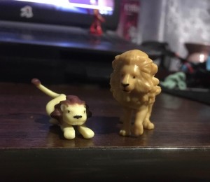 Создать мем: игрушки из киндера, коллекция киндер король лев, лев симба