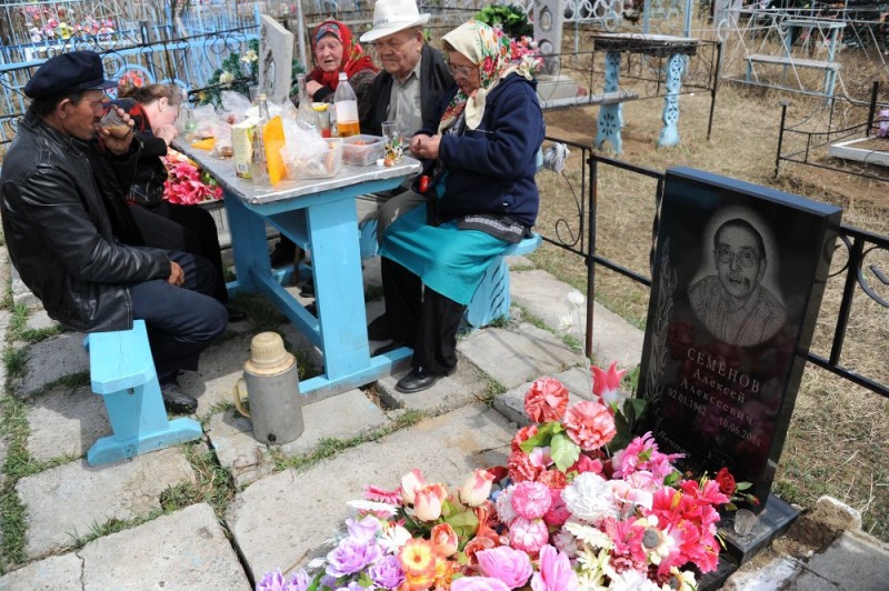Create meme: grave, Easter at the cemetery, Radonitsa