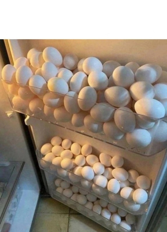 Создать мем: яйцо, контейнер для яиц, куриные яйца