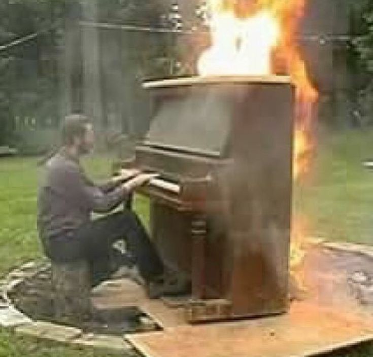 Создать мем: пианино в аду, пианист в салуне, горящее пианино мем