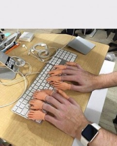 Создать мем: левая рука над клавиатурой, hand, программист с кучей пальцев