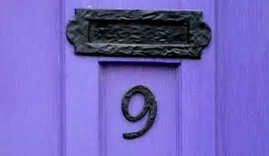 Создать мем: сиреневая дверь, фиолетовая входная дверь, световые цифры на доме