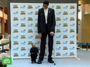 Создать мем: самый низкий человек в мире, самый маленький человек в мире, самый высокий человек и самый низкий