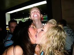 Создать мем: целующиеся девушки, поцелуй девушек частное, пьяные женщины целуются