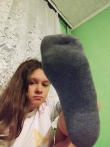Создать мем: потные женские носки, девочки smelly socks, человек