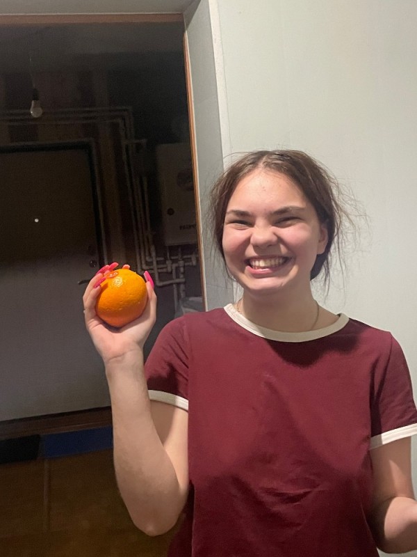 Создать мем: дарина кротова, апельсин, девушка с апельсинами